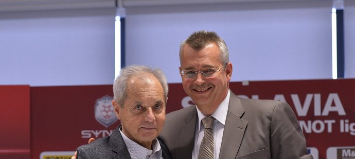 Jiří Šimáně s Jaroslavem Tvrdíkem na tiskové konferenci Slavie