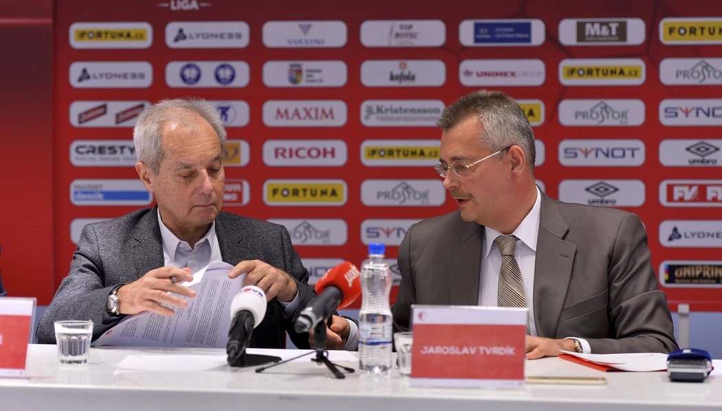 Jiří Šimáně s Jaroslavem Tvrdíkem na tiskové konferenci Slavie