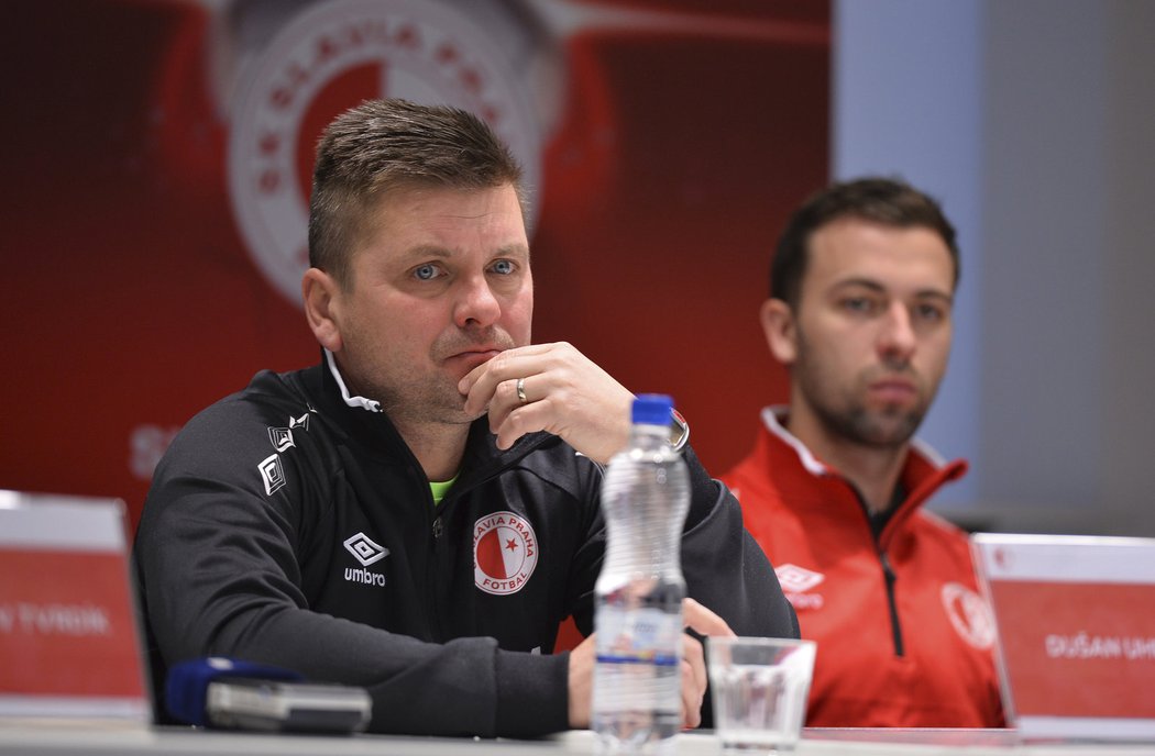 Kouč Slavie Dušan Uhrin s novou posilou Josefem Hušbauerem