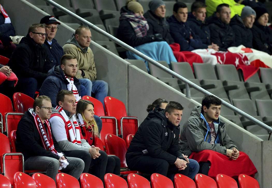 Mezi diváky sledoval trenér Slavie Dušan Uhrin zápas sešívaných proti Zlínu. Pykal tak za své počínání během utkání v Mladé Boleslavi.