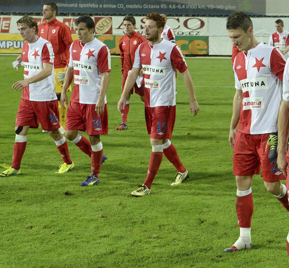 Fotbalisté Slavie v 6. kole první ligy prohráli 1:2 na hřišti Mladé Boleslavi a mohou tak v neděli přijít o první místo v tabulce. Pražané vedli gólem Milana Škody, který se však pak stejně jako další dva jeho spoluhráči zranil. Mladá Boleslav skóre ještě do přestávky otočila zásluhou Jasmina Ščuka a Jakuba Navrátila.