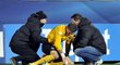 Zraněný gólman Slovácka Milan Heča je ošetřovaný během utkání Synot ligy se Slavií.