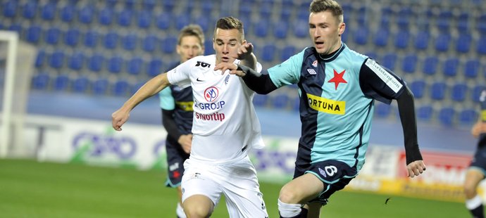 Záložník Slavie Jaromír Zmrhal postupuje s míčem k brance Slovácka v utkání Synot ligy.