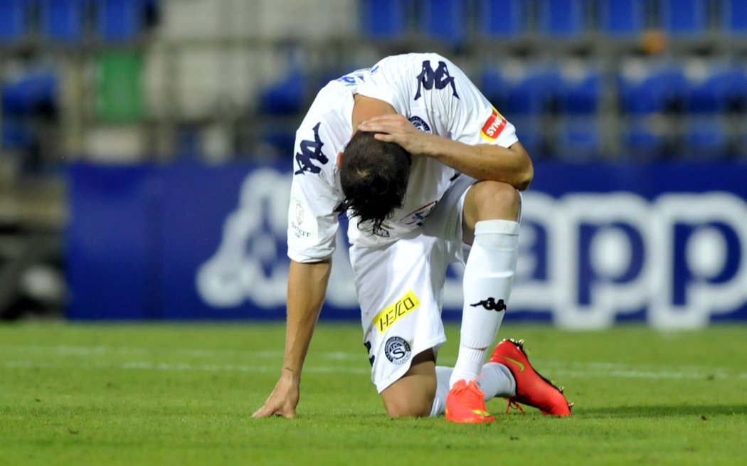 Jaroslav Diviš ze Slovácka nevěří vlastním očím. Jeho tým vedl nad Slavií dlouho 1:0, ale nakonec prohrál 1:2