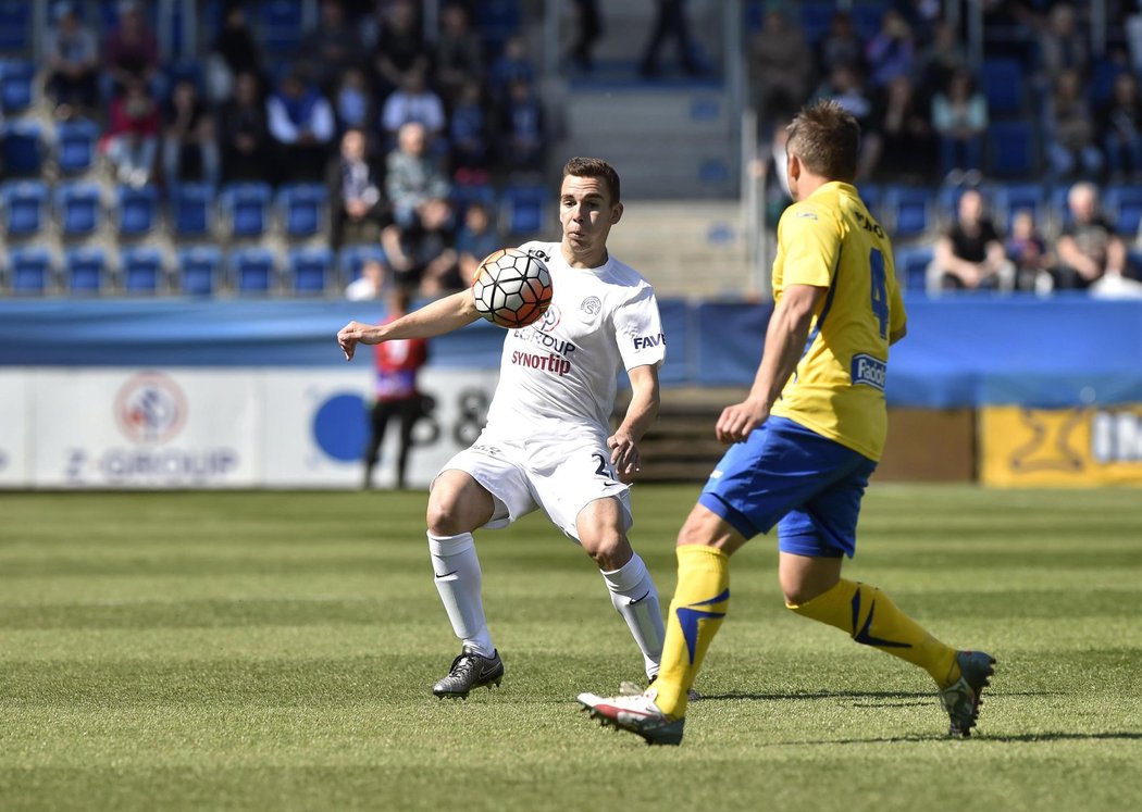 Juraj Chvátal ze Slovácka se chystá zpracovat míč před přihlížejícím Davidem Hubáčkem ze Zlína v utkání Synot ligy.