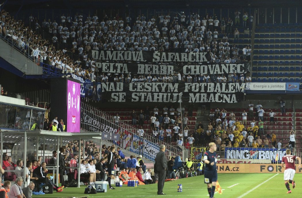 Transparent v kotli fanoušků Baníku na Spartě vyjadřuje jejich náhled na dění v českém fotbale