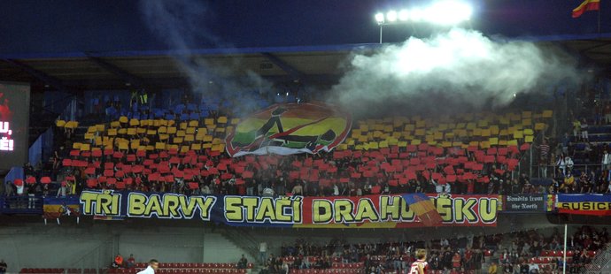 Tři barvy stačí, drahoušku... Vzkaz ultras Sparty homosexuálům, kteří v sobotu pochodovali Prahou