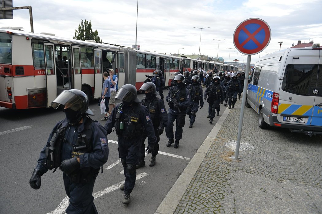 Policie dohlíží na transport fanoušků Baníku na Letnou