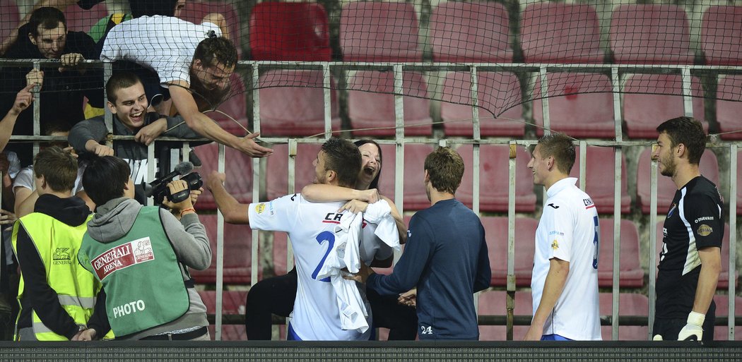 Fotbalisté Baníku se dělí s fanoušky o radost z vítězství na Spartě