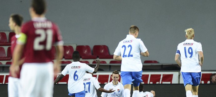 Ján Greguš za Baníku se raduje se spoluhráči z prvního gólu proti Spartě