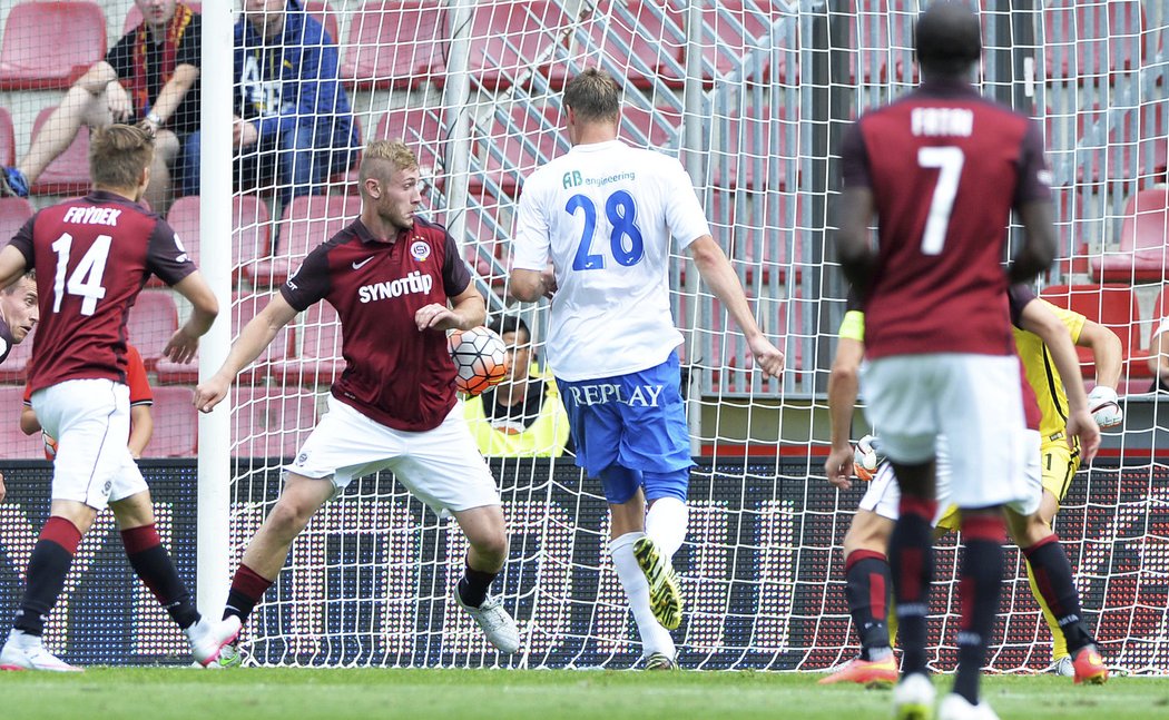 Jediná ostravská radost na Letné. Martin Kouřil posílá Baník do vedení 1:0. Nakonec ale Sparta vyhrála 3:1.