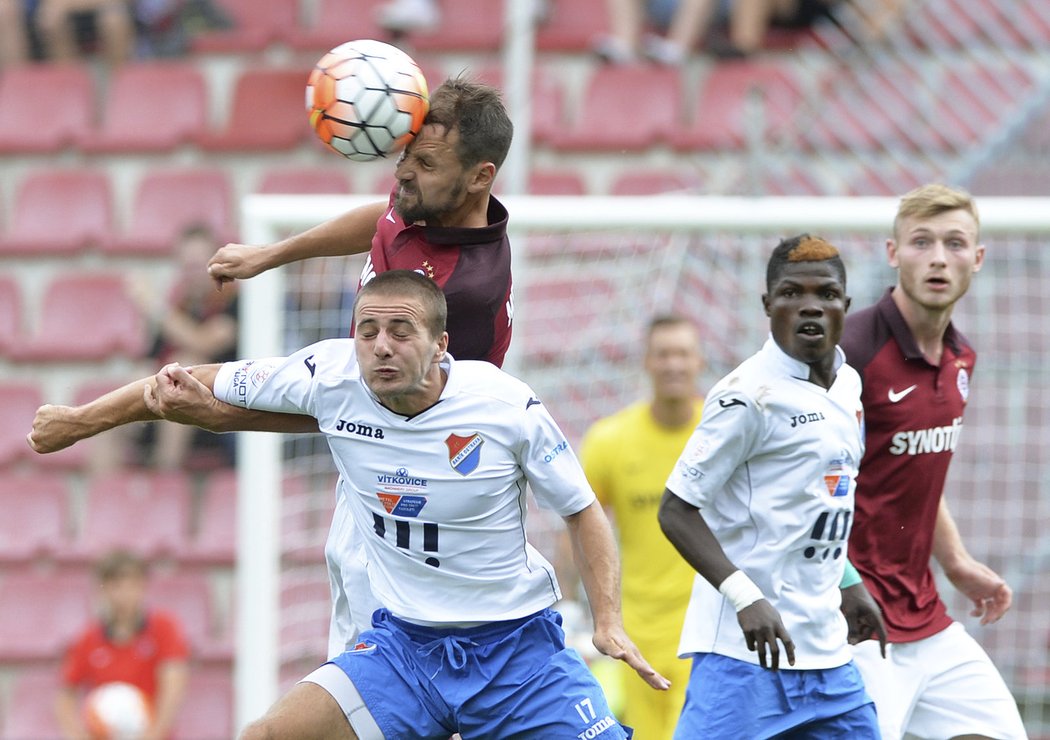 Sparťan Marek Matějovský vyhrál vzdušný souboj s baníkovcem Mondekem. Sparta nakonec vyhrála zápas Synot ligy 3:1.