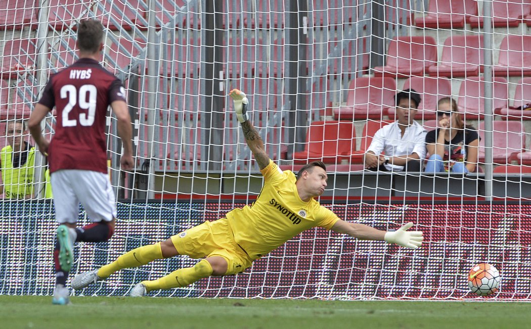 Gólman Sparty Marek Štěch se natahuje po jedné ze střel v utkání s Baníkem Ostrava. Letenští vyhráli 3:1.