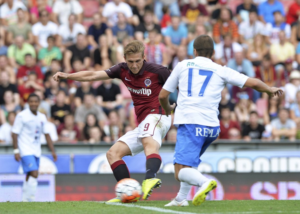 Sparťan Bořek Dočkal střílí druhý gól Pražanů v duelu s Baníkem Ostrava. Bránící Mondek přišel pozdě.