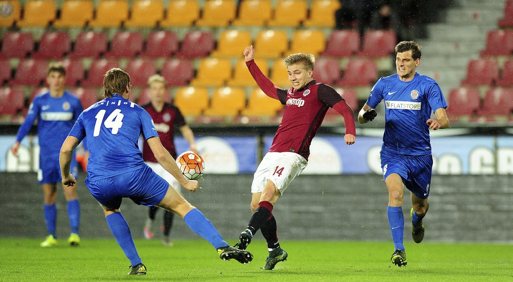 Martin Frýdek (uprostřed) v souboji s Janem Malíkem a Pavlem Košťálem