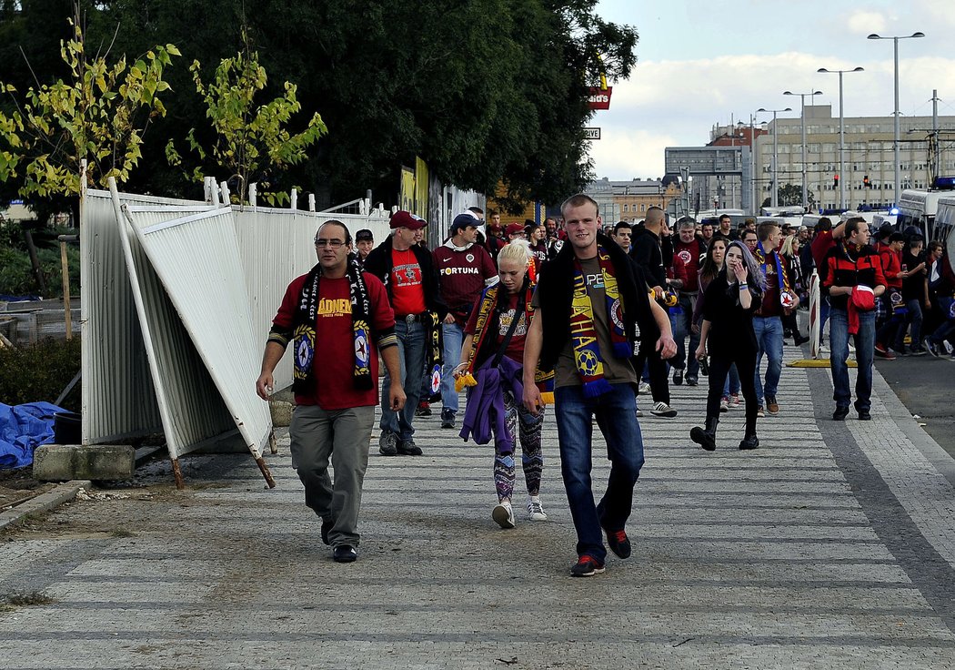 Fanoušci Sparty vyrazili k derby se Slavií od stadionu úřadujících mistrů na Letné. Na pochod dohlížela policie.