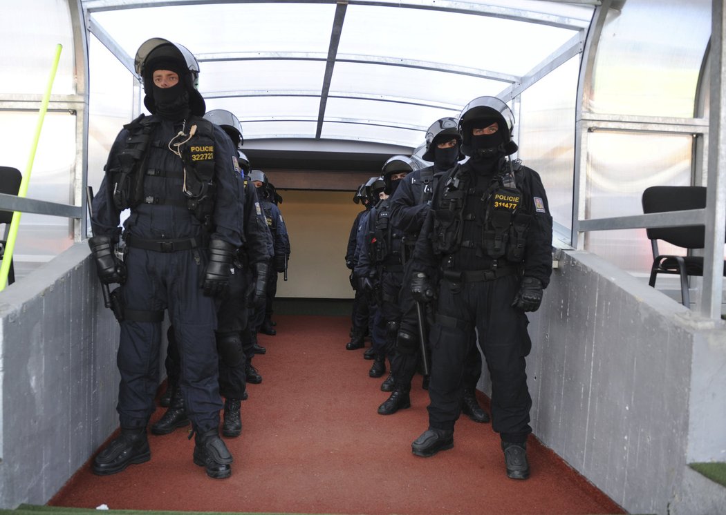 Policejní kordon chránil vstup do útrob letenského stadionu. Sparta sice vyhrála 5:0, ale její fanoušci vtrhli na konci sezony na trávník a bylo třeba ohlídat bezpečnost.