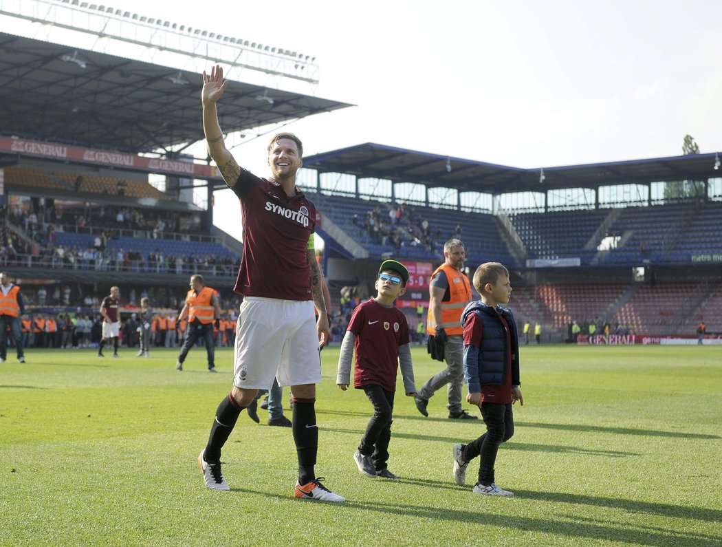 Je konec. Radoslav Kováč mává fanouškům po utkání s Jihlavou, ukončil totiž kariéru.