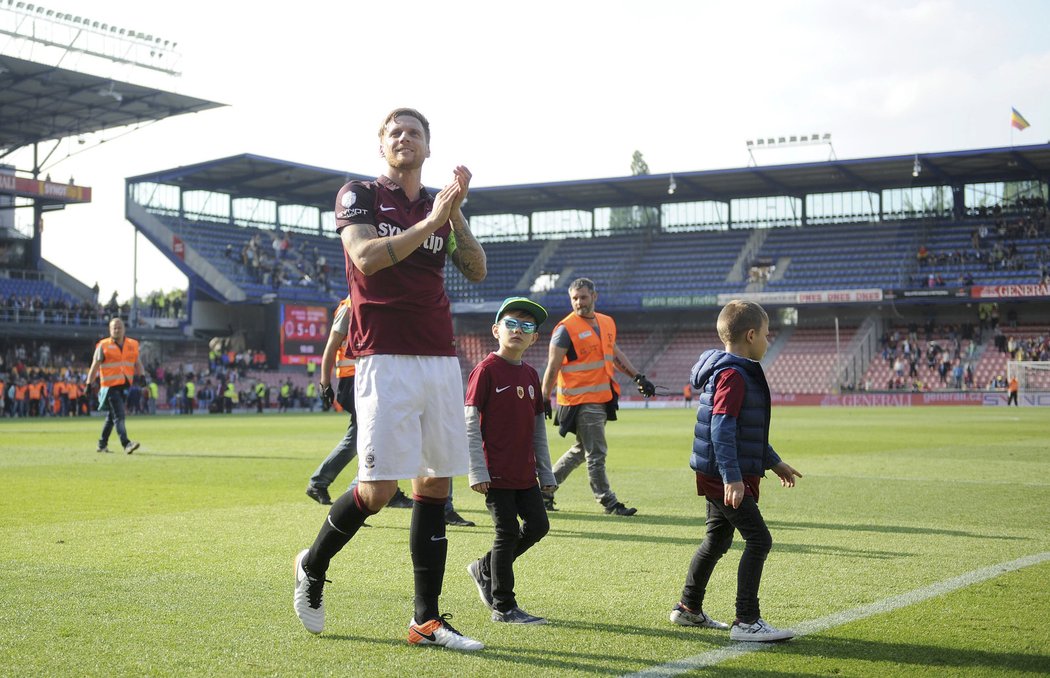 Potlesk fanouškům. Radoslav Kováč, obránce Sparty, děkuje fanouškům za podporu. Po utkání s Jihlavou ukončil kariéru.