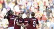 Fotbalisté Sparty se radují z úvodního gólu Josefa Hušbauera v zápase proti Olomouci
