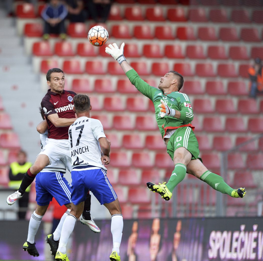 Brankář Olomouce Miloš Buchta se snaží dosáhnout na centr, ale míč doputuje až k Lafatovi, který zvýší na 2:0 pro Spartu