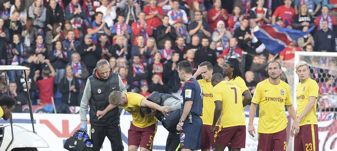 Sparťanský obránce Jakub Brabec (uprostřed) těsně před tím, než v utkání v Plzni musel kvůli zranění předčasně střídat