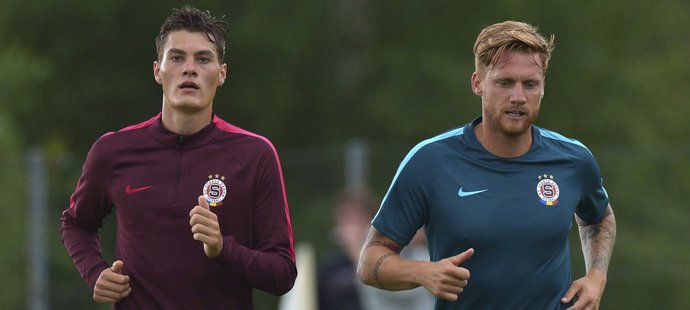 Radoslav Kováč (vpravo) se jde s týmem proběhnout spíš výjimečně, už se totiž neřadí k fotbalistům Sparty. Říká, že už je na té správné straně.