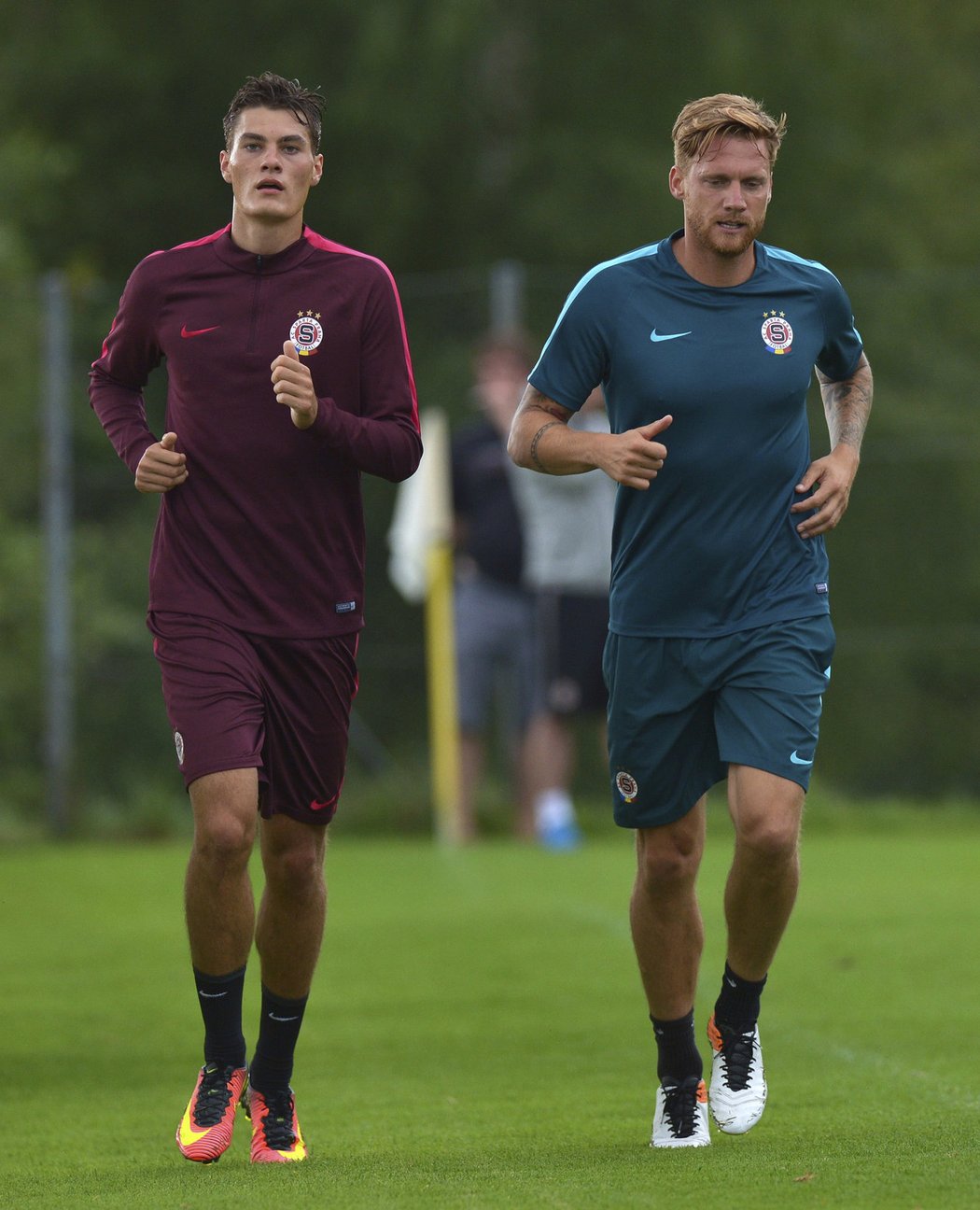 Radoslav Kováč (vpravo) se jde s týmem proběhnout spíš výjimečně, už se totiž neřadí k fotbalistům Sparty. Říká, že už je na té správné straně.