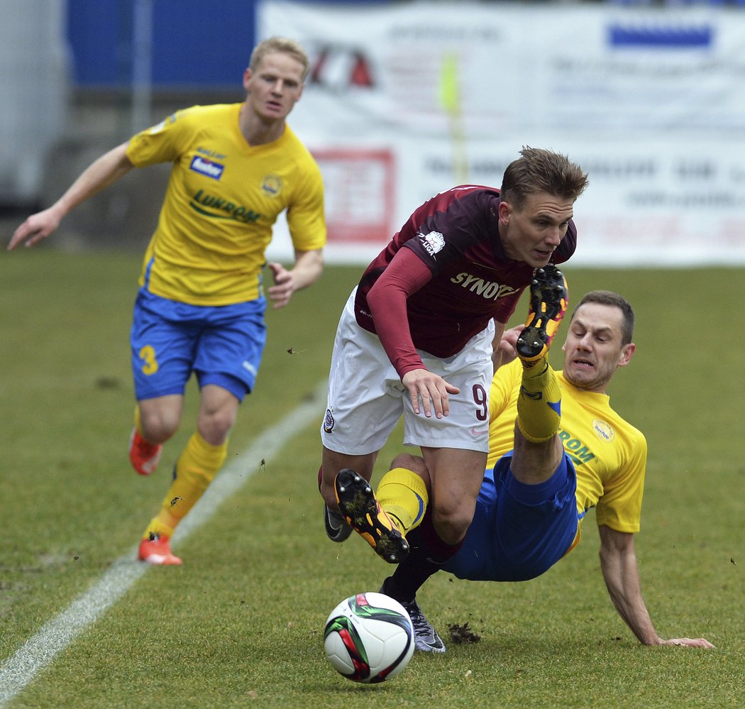 Bořek Dočkal v souboji s Róbertem Matějovem