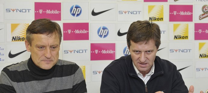 Nové trenérské duo Liberce Jiří Kotrba a Josef Csaplár na tiskové konferenci Slovanu. Shodli se, že prvním úkolem bude záchrana týmu v nejvyšší soutěži.