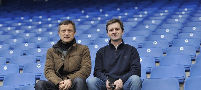 Nové trenérské duo Liberce Jiří Kotrba a Josef Csaplár na tribuně Slovanu.