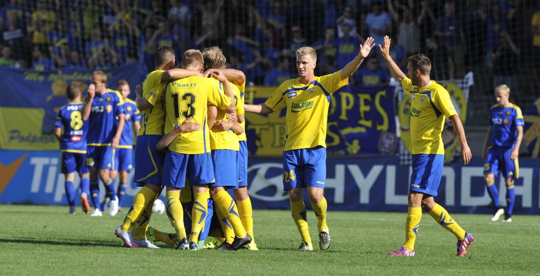 Fotbalisté Zlína se radují z gólu v utkání 2. kola Synot ligy s Jihlavou.