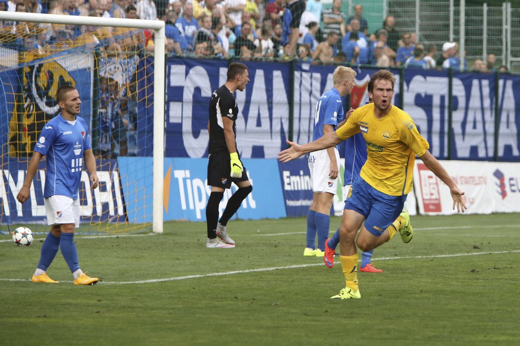 Tomáš Poznar ze Zlína se raduje z prvního gólu v síti Baníku Ostrava v utkání 4. kola Synot ligy.