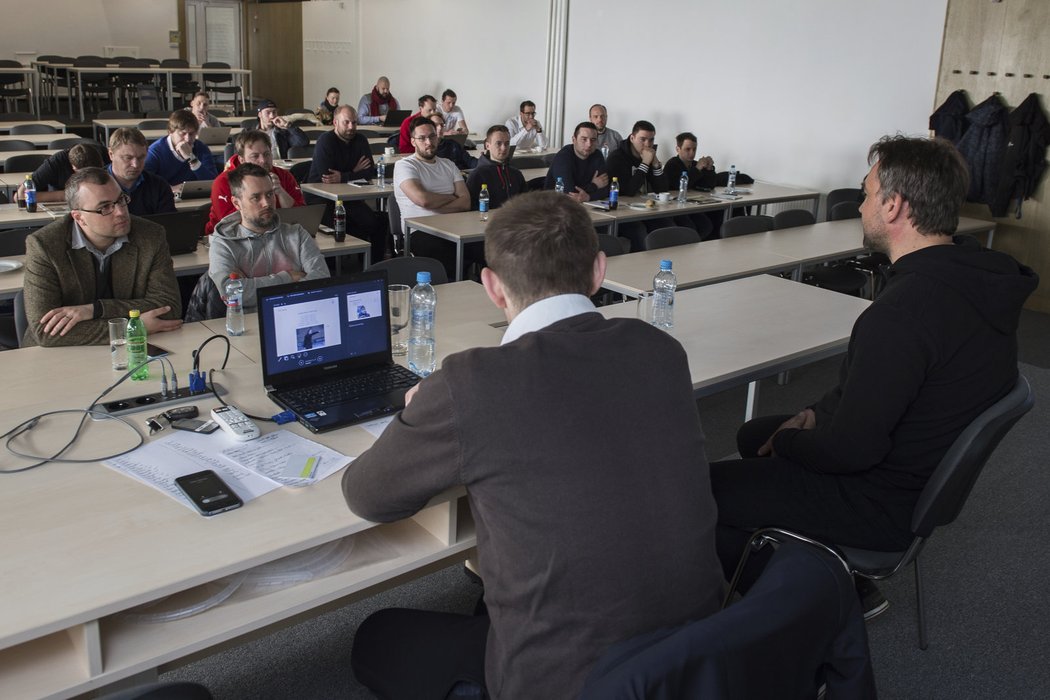 Trenéř příbramského dorostu přednáší na Synot Media House