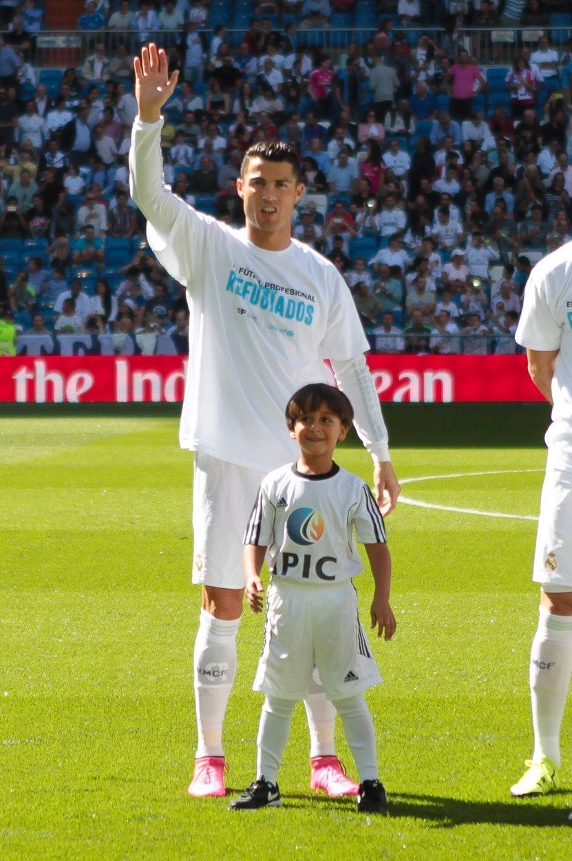 Ronalda na utkání dovedl syn syrského uprchlíka, kterému reportérka podrazila nohy