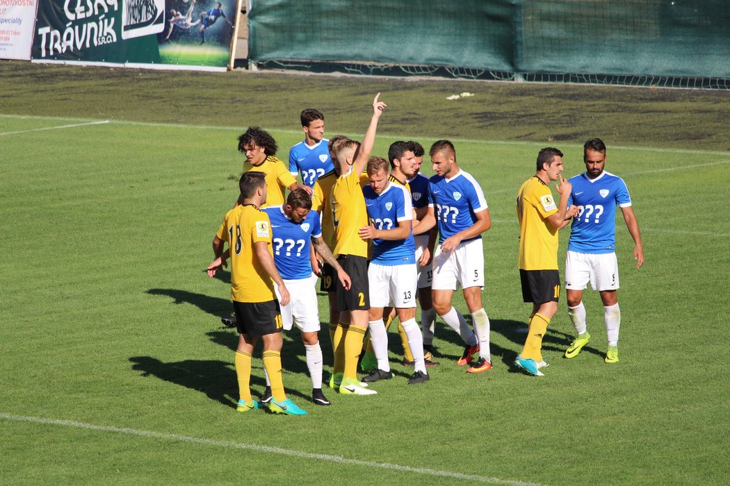 Fotbalisté Táborska mají na dresech místo loga hlavního sponzora otazníky