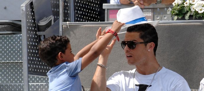 Klobouk je můj! Cristiano junior se svým otcem, hvězdným hráčem Madridu Cristianem Ronaldem