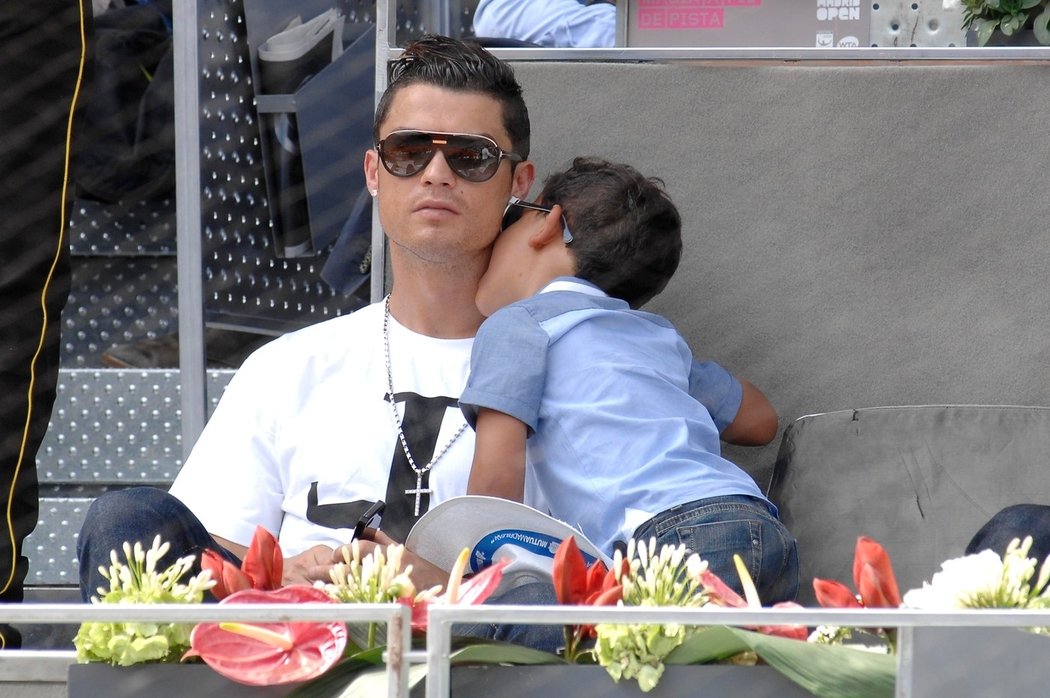 Já chci k tobě! Malý Cristiano Ronaldo junior se tulí ke svému tátovi, slavnému fotbalistovi Realu Madrid