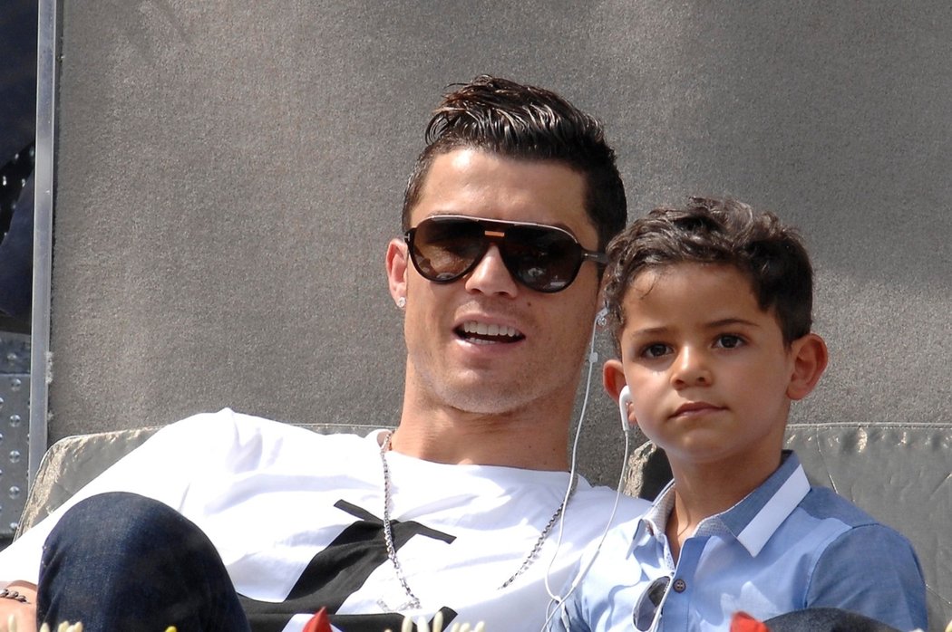 Cristiano Ronaldo se svým synem během sledování tenisového turnaje v Madridu