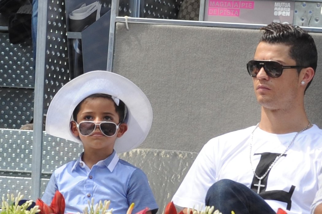 Stylové brýle nesmí chybět. Cristiano Ronaldo a jeho syn během sledování tenisového turnaji v Madridu
