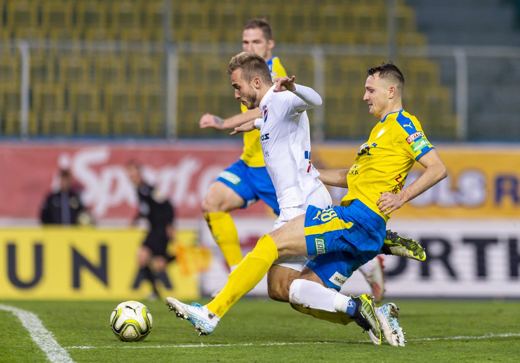 Jeřábek Kuzmanoviče trefil ještě před vápnem, ale sudí Královec nařídil penaltu