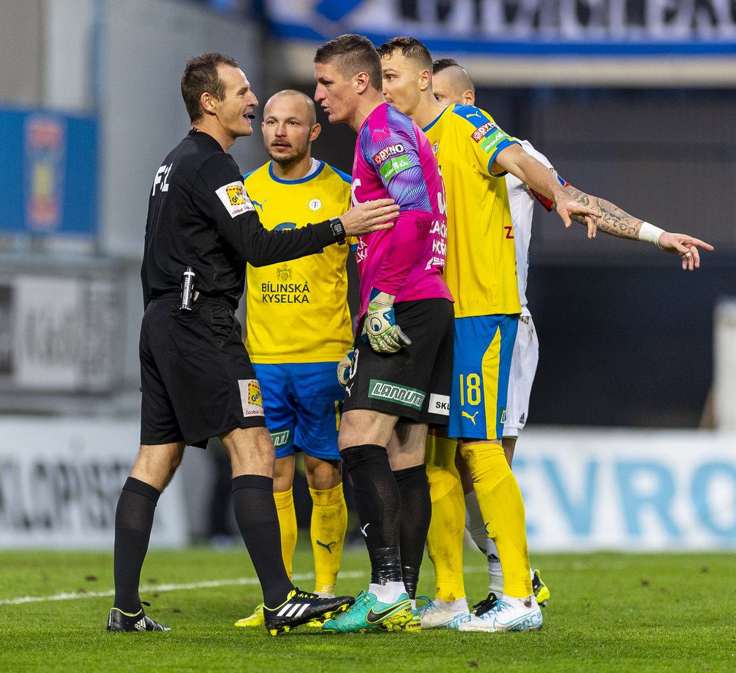 Tepličtí si mohli stěžovat, jak chtěli. Pavel Královec byl při nařízení pokutového kopu neoblomný