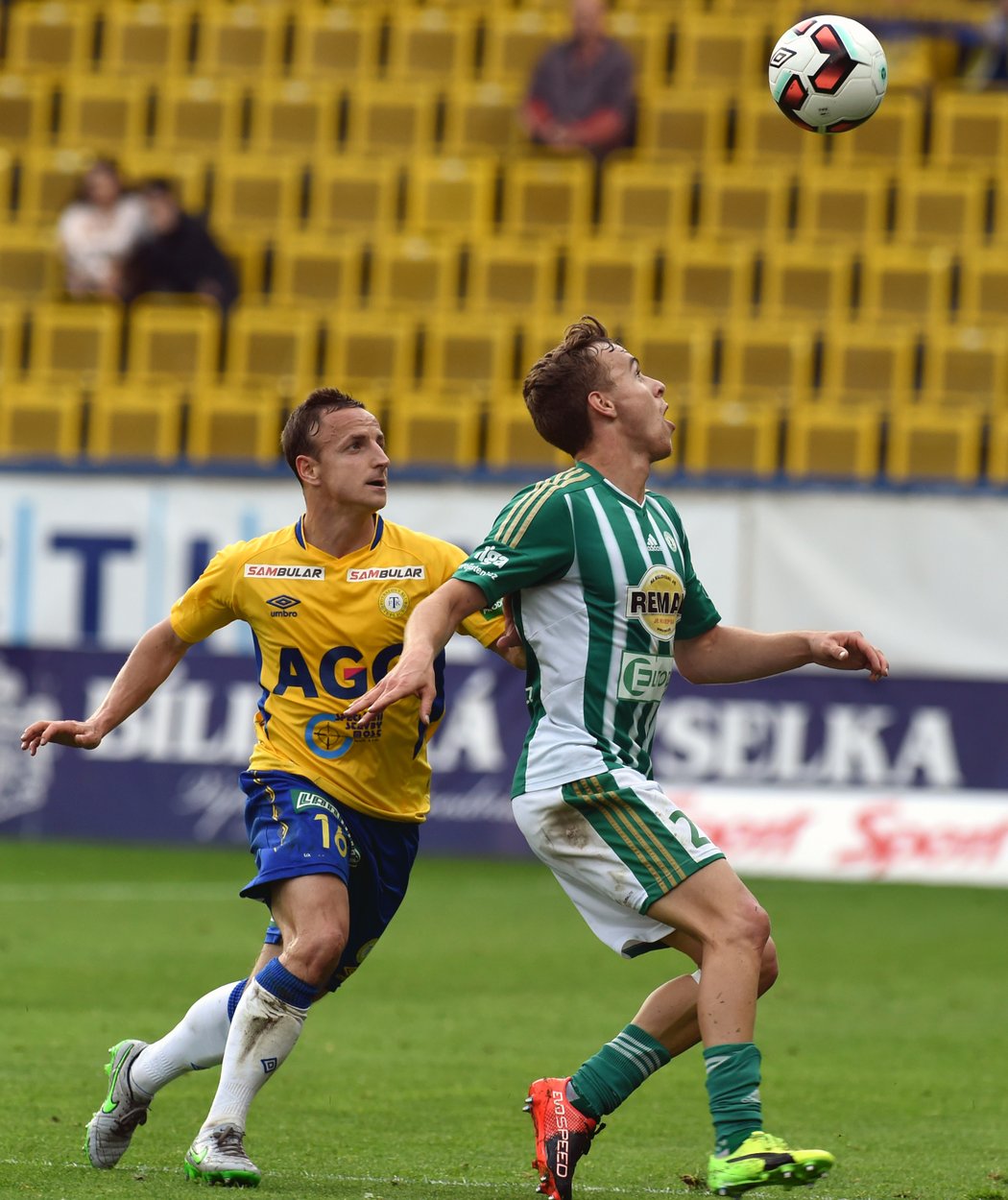 Zleva Alois Hyčka z Teplic a Martin Hašek z Bohemians