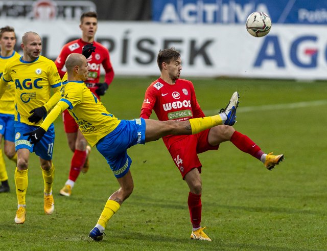 Tomáš Kučera (vlevo) a Jakub Přichystal (vpravo) během souboje o míč v zápase Teplic se Zbrojovkou