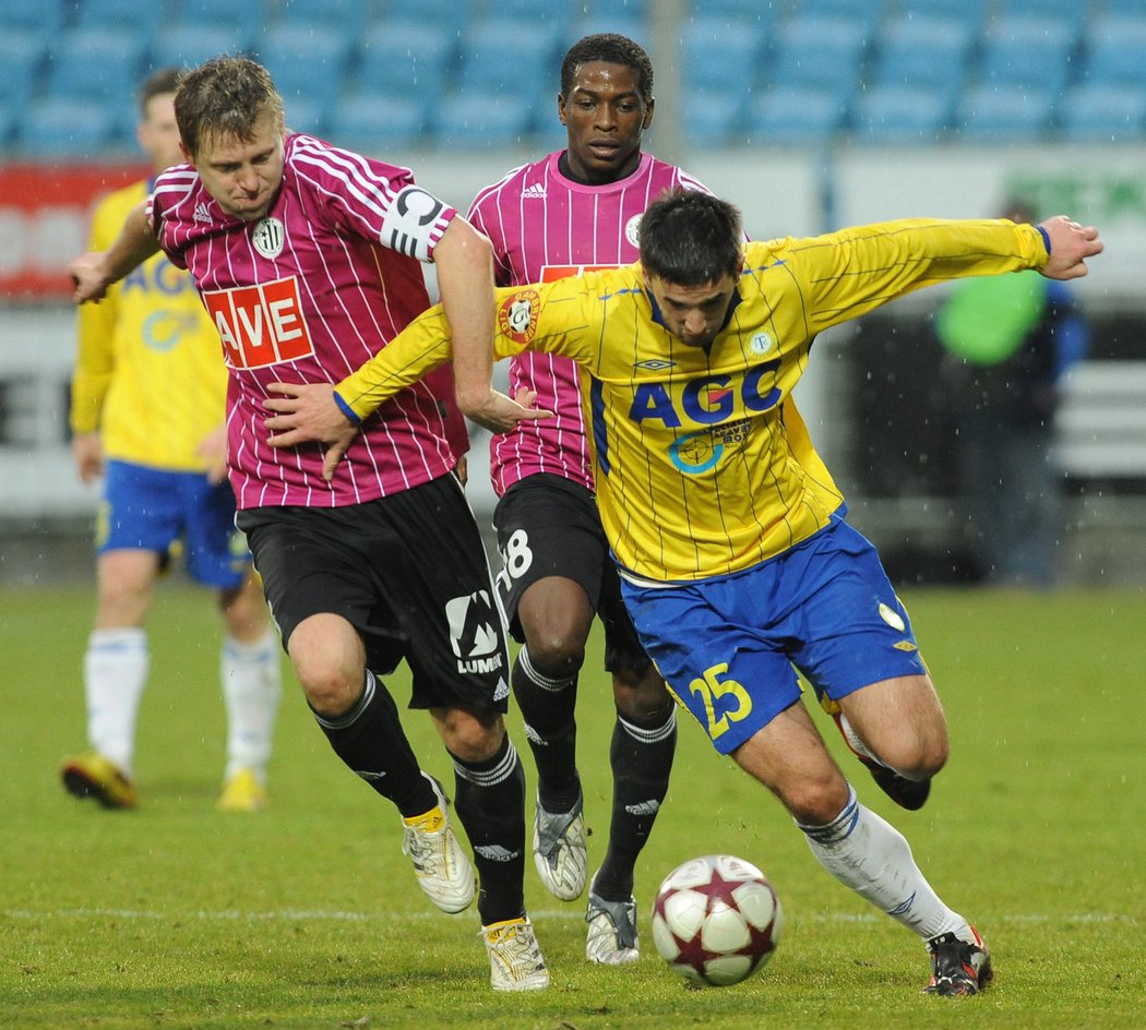 David Hořejš (vlevo, Budějovice) a Aidin Mahmutovič (Teplice) v přetlačované při souboji o míč.