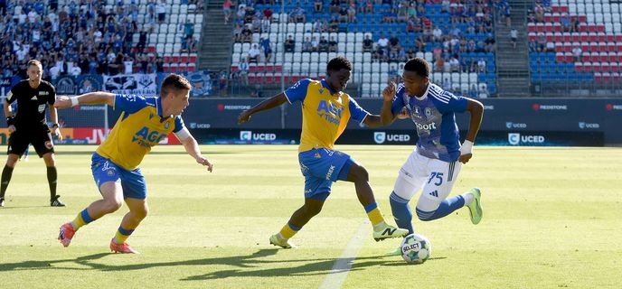 Teplický John Auta (uprostřed) během utkání v Olomouci Teplický John Auta (uprostřed) během utkání v Olomouci