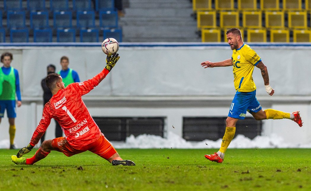 Teplický útočník Jakub Mareš střílí branku v zápase proti Zlínu