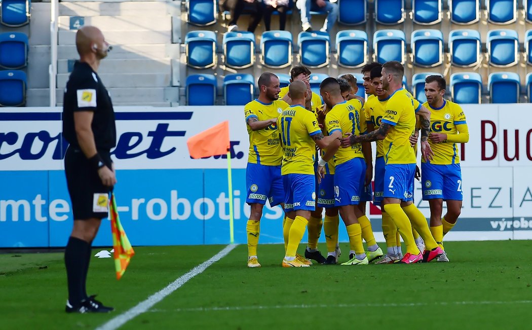 Fotbalisté Teplic oslavují branku Jana Rezka