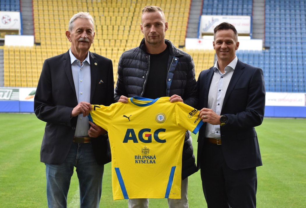 Jiří Jarošík s představiteli svého nového klubu, FK Teplice