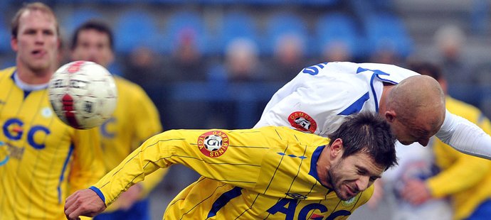 Michal Smejkal (ve žlutém) nakonec bude pokračovat kariéru v Teplicích.